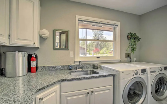 All-seasons Chewelah Home: Fish, Golf & Ski!