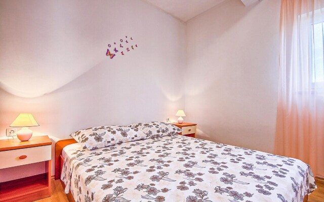 Beautiful Apartment in Valbandon With Wifi and 2 Bedrooms