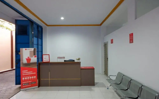 RedDoorz near GOR Satria 3
