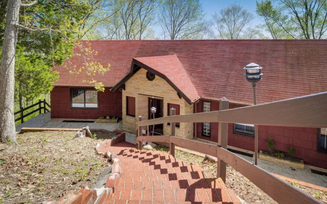 'ledge Lodge' Burkesville Getaway: Pool & Views!