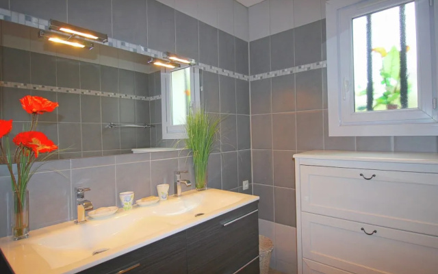 Attractive Holiday Home in Uchaux France With Private Pool