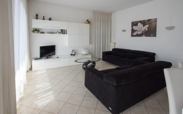 Silky House with Private Parking