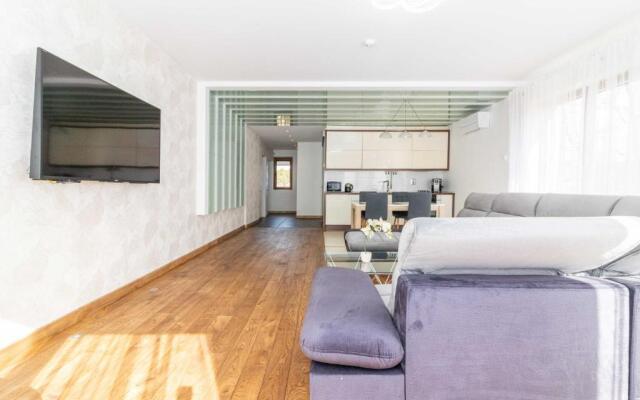 Gentle Brezze Apartment, By Cohost