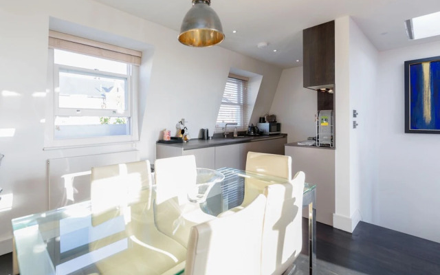 Olympia 2 Bed Duplex by BaseToGo