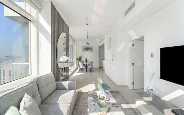 HiGuests - Exceptional Apt with Furnished Terrace By the Sea