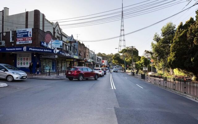 Two Bedroom Apt Close To Chatswood With Parking