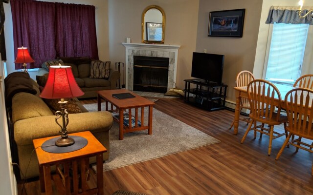 Slopeside Pico Condo by RedAwning