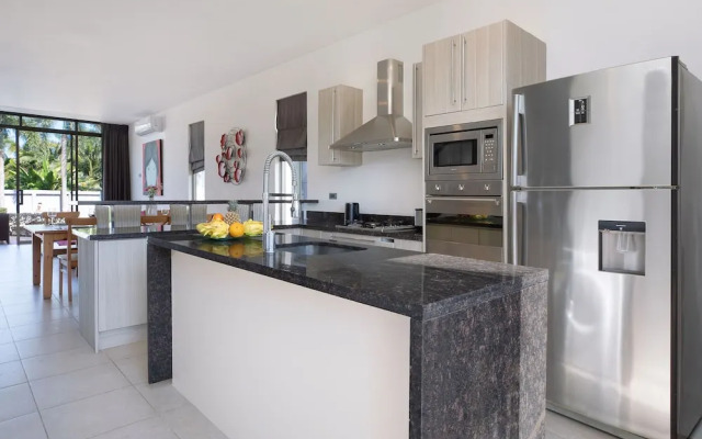 Designer 3BR Pool Access Villa Argent 8