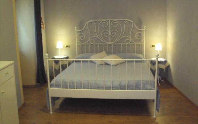 All'Ombra dell'Antica Pietra