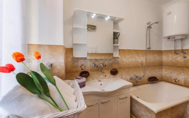 Two bedroom apartment, nice neighborhood, free parking, WiFi
