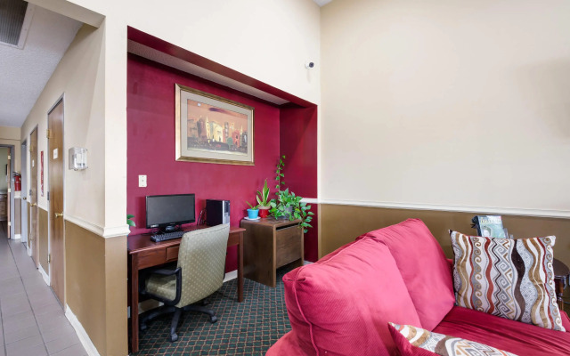 Econo Lodge Inn & Suites East