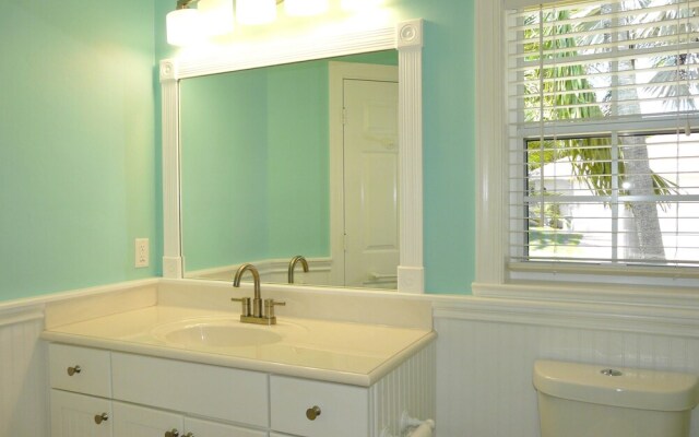 Private Home and Guesthouse With Courtyard, Pool and spa