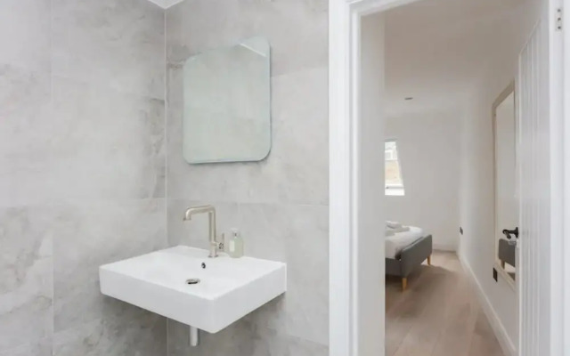 Contemporary 2 Bedroom House in Vibrant Shepherds Bush