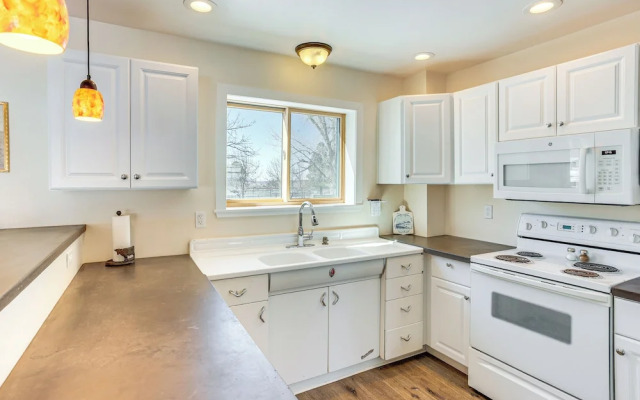 Patio & Mountain Views: Farmhouse in Mancos!