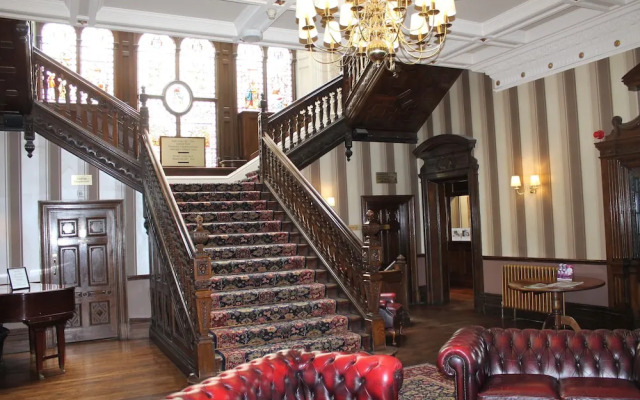 The Oaks Hotel