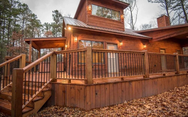 All Decked Out Cabin in the Woods With Fireplace, Bbq, and Swing Bed by Redawning
