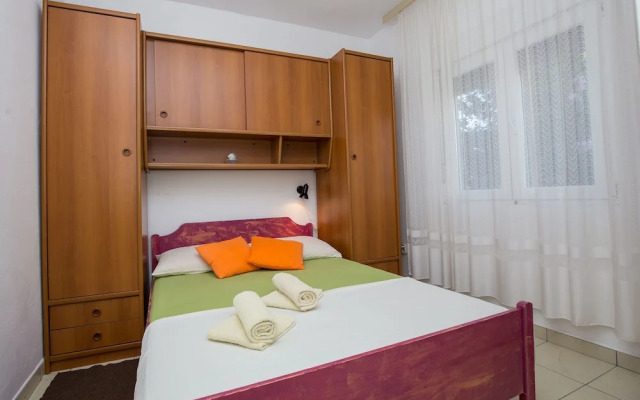 Apartments and Room Thea