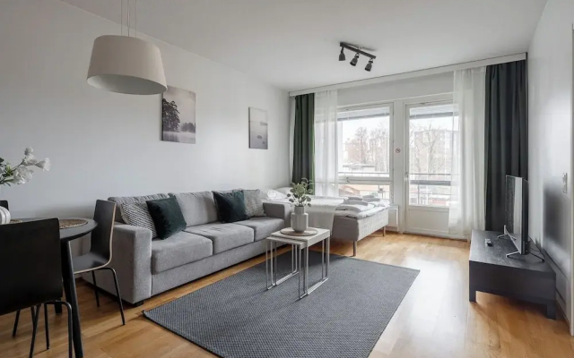 Modern 1BR Apt with Sauna, Balcony & Free Parking