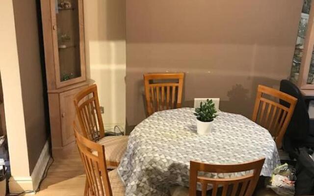 Private King En-Suite bedroom close to MediaCityUK/Old Trafford