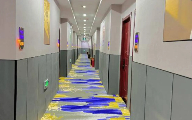 Lanxin Hotel (Zhongchuan Airport Rainbow City)