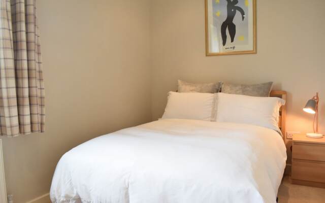 Modern 2 Bedroom Maisonette