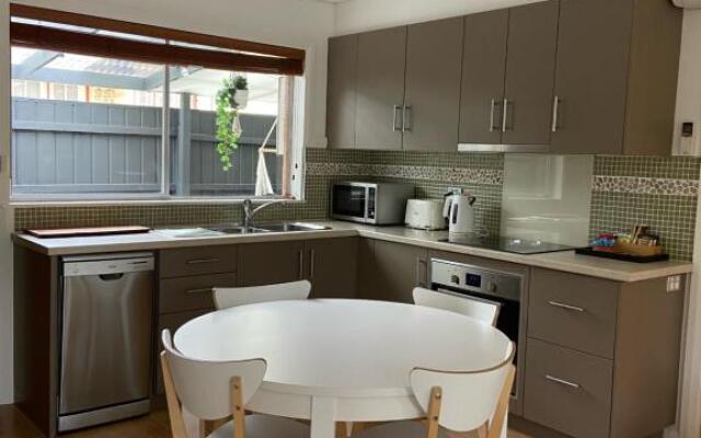 Luxurious Bayside Retreat, 2 min walk to the beach