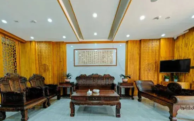 Mengla Liangqi Yunshe Business Hotel