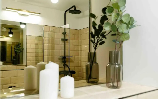 Sunny 2BR Flat-Top Location-Amazing Views