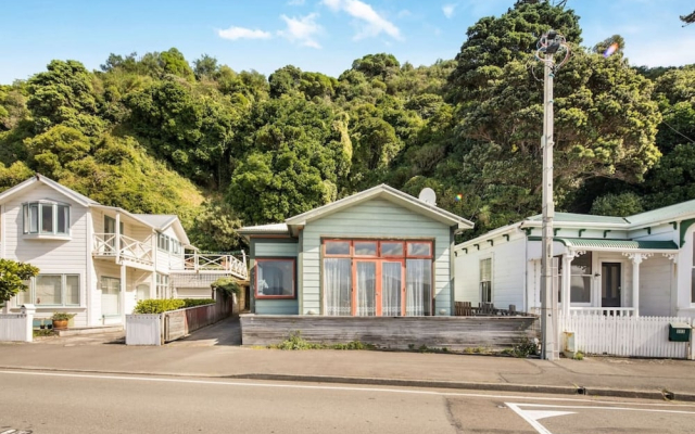Pristine 2-bed waterfront, Karaka Bays