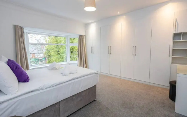Spacious House With Parking Near Heaton Park