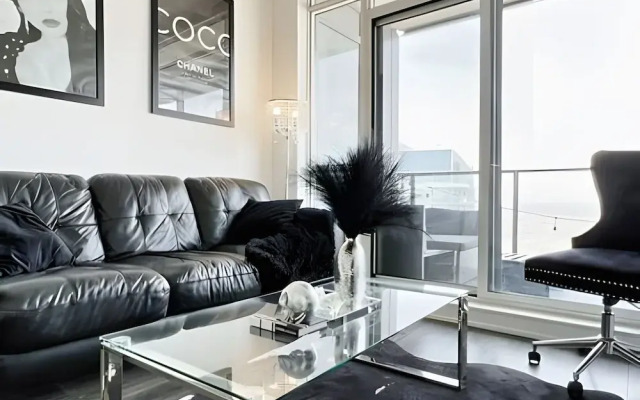Gorgeous Condo By the Lake W/Parking