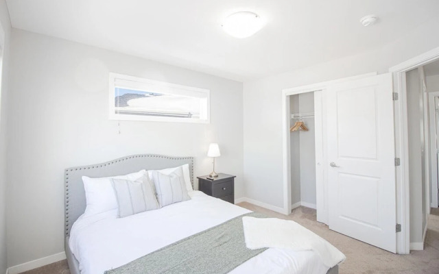 Bright Modern 4bed 2bath Townhouse With Parking