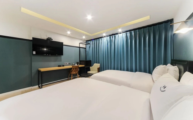 Busan Daeyeondong Hotel Onna