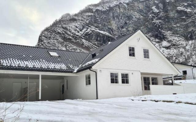 Cheerful 4-bedroom home with fireplace, 1,5km from Flåm center