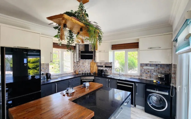 Beautiful Villa Within Easy Distance to Attraction