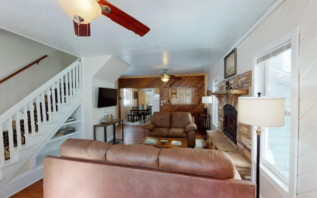 Dog Friendly Blue House by AAA Red Lodge Rentals