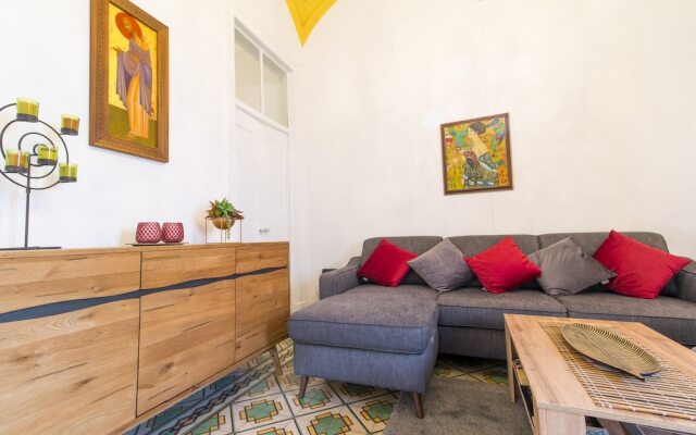 "charming Townhouse With Aircon Only 500m From the Marina and the Typical Market"