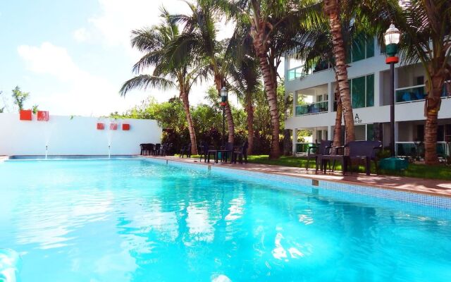 Sunny apartment at the beach with pool