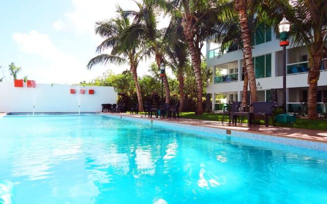 Sunny apartment at the beach with pool