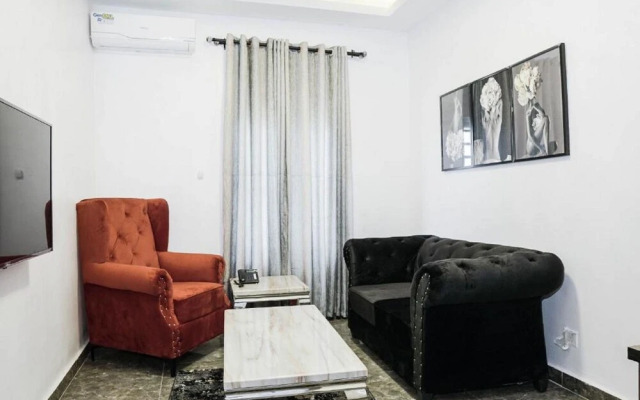 Momak 8 Hotel Adenuga House