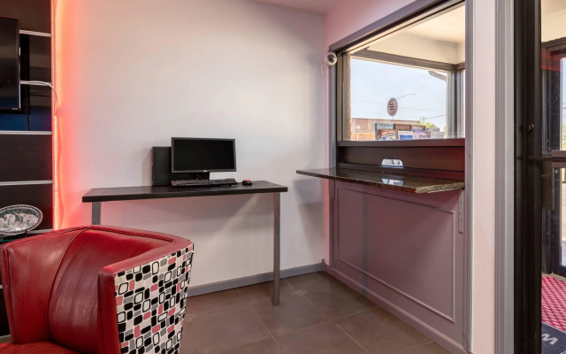 Econo Lodge Inn & Suites Enid South