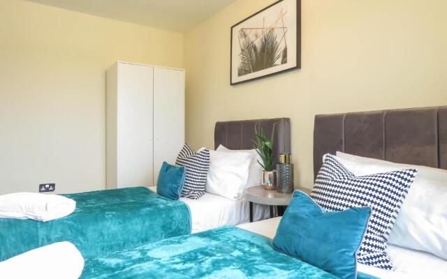 Tudors eSuites 3 Bedroom Apartment 6 Beds & Parking