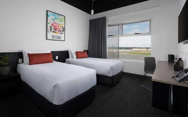 Rydges Pit Lane Hotel