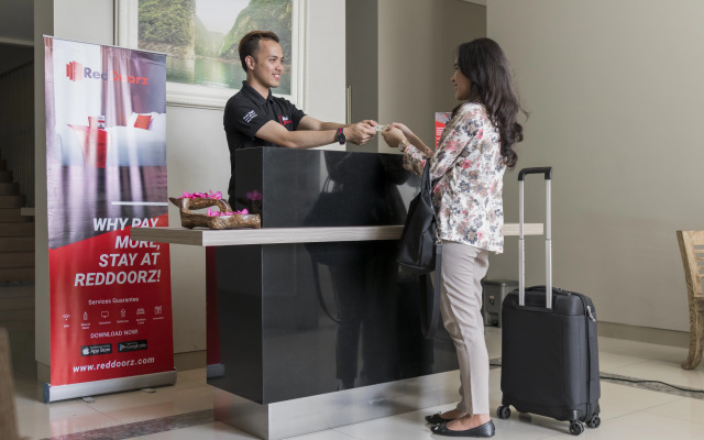 RedDoorz Plus near Mall Slipi Jaya
