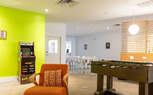 Entire Studio With Free Shuttle to Disney