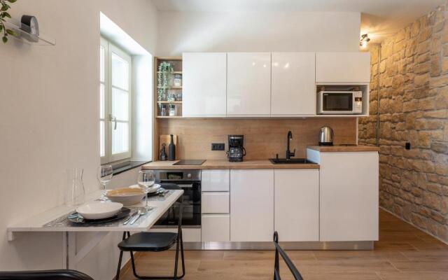 TEONA Luxury Studio Apartment with jacuzzi and garden view