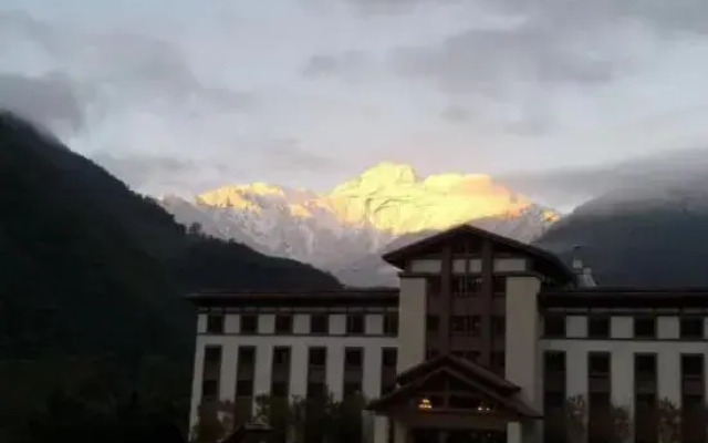 Hailuogou Pinshan Hotel