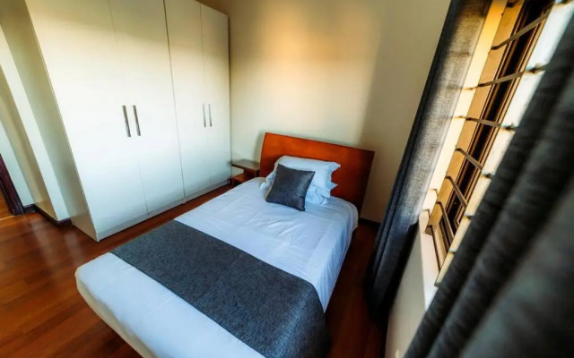 JULZ Place 3 bedroom Apartment with a lake view