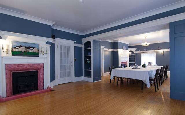 Leaside Manor by The Leaside Group