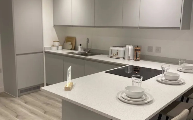 Lakeside - Central Apartment - Free Parking - Cinema Room